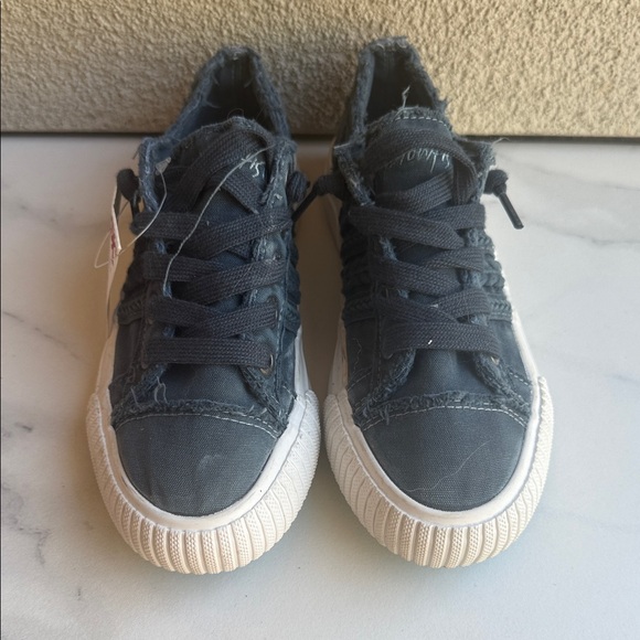 NWT Women’s Blowfish navy blue sneakers - Picture 1 of 4